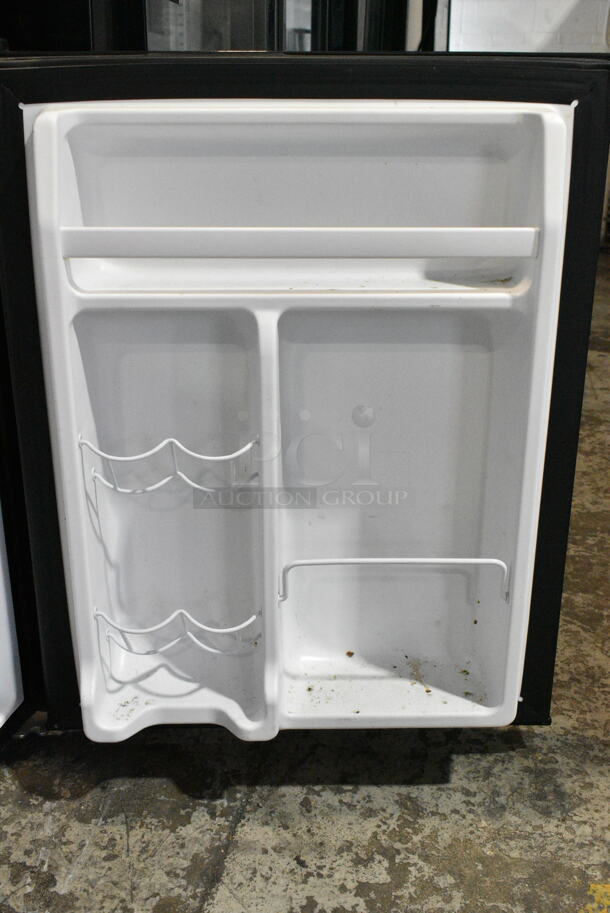 Galanz GL27BK Mini Cooler. 115 Volts, 1 Phase. Tested and Powers On But Does Not Get Cold - Image 3 of 4