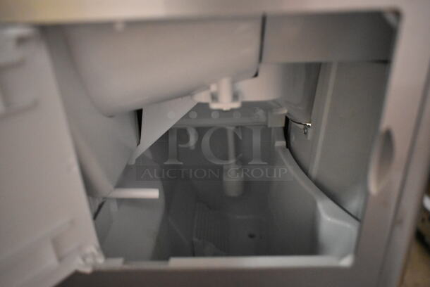 BRAND NEW SCRATCH AND DENT! Whynter IDC-221SC Countertop Direct Connection 26lb per day Ice Maker and Water Dispenser – Silver. 115 Volts, 1 Phase. Tested and Working! - Image 5 of 6