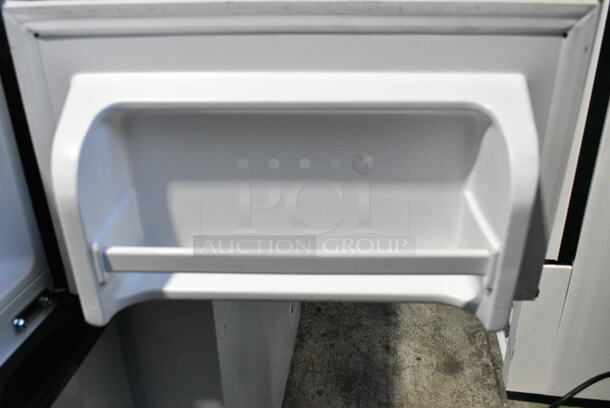 Thomson TFR834-6COM Metal Cooler w/ Freezer. 115 Volts, 1 Phase. Tested and Working! - Image 4 of 7