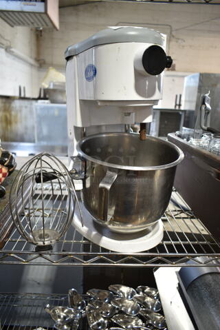 Globe SP5 Metal Commercial Countertop 5 Quart Planetary Dough Mixer w/ Stainless Steel Mixing Bowl and Whisk Attachment. 110 Volts, 1 Phase. Tested and Working!