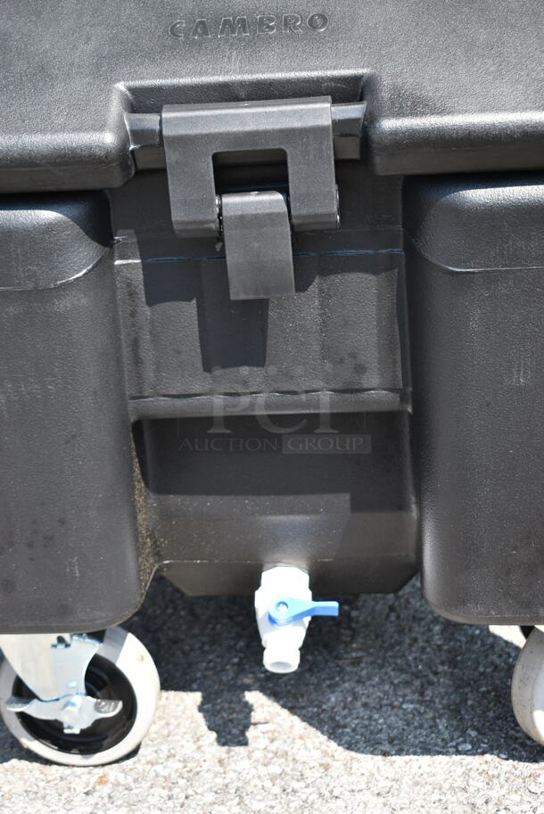 BRAND NEW SCRATCH AND DENT! Cambro CS100 SlidingLid™ Black Mobile Ice Bin - 100 lb. Capacity - Image 5 of 8