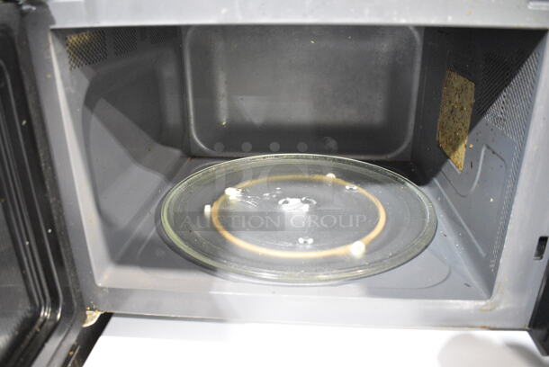 Magic Chef HMM1611B2 Countertop Microwave Oven. 120 Volts, 1 Phase.  - Image 3 of 4