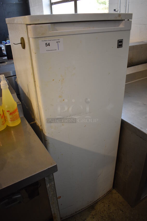 RCA Model RFRF690 Single Door Reach In Cooler. 115 Volts, 1 Phase. 21.5x22.5x55.5. Tested and Powers On But Does Not Get Cold - Image 2 of 4