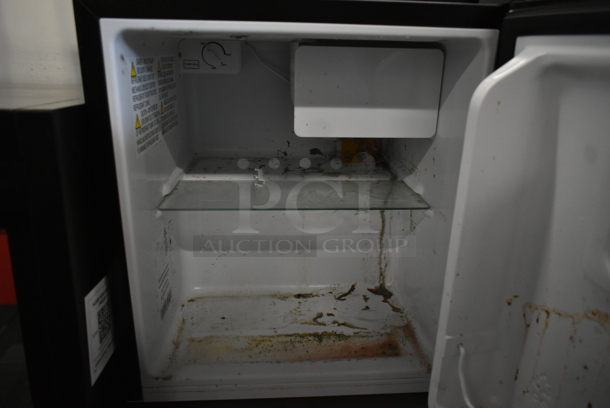 Hisense WMS017MSXBE Metal Mini Cooler. 115 Volts, 1 Phase. Tested and Working! - Image 2 of 4
