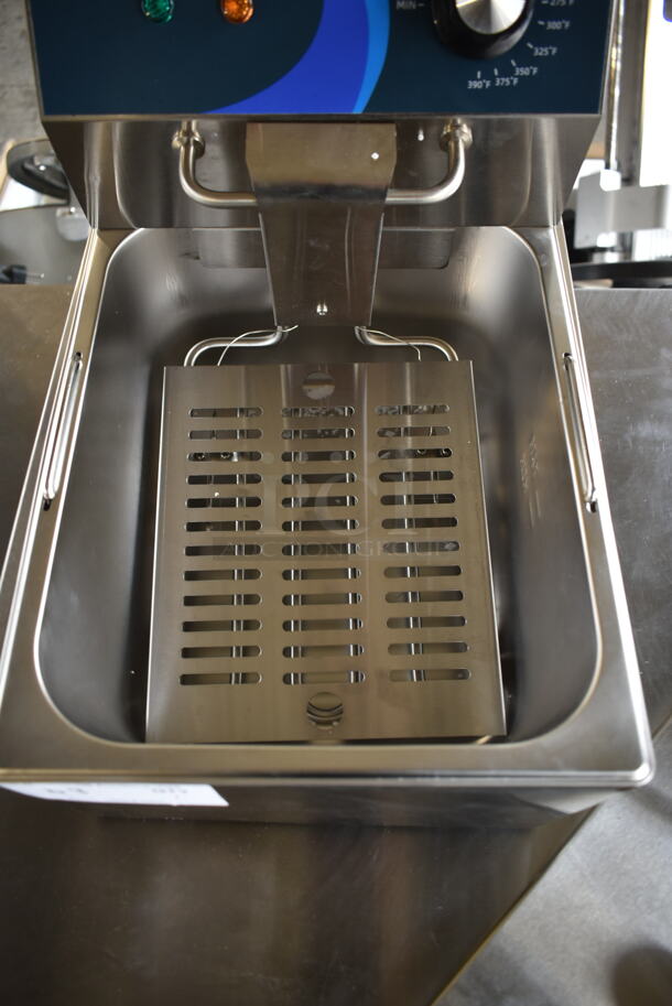 BRAND NEW SCRATCH AND DENT! 2023 Hoocoo FRY-10L Stainless Steel Commercial Countertop Electric Powered Fryer w/ Lid and Fry Basket. 120 Volts, 1 Phase. - Image 5 of 6