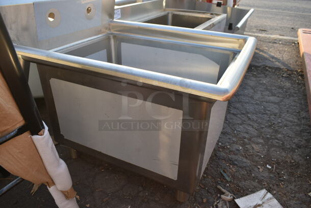 BRAND NEW SCRATCH AND DENT! Regency 600S11824 23" 16 Gauge Stainless Steel One Compartment Commercial Sink with Stainless Steel Legs and Cross Bracing - 18" x 24" x 14" Bowl. No Legs.  - Image 3 of 6