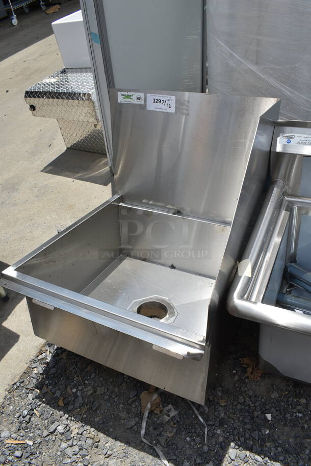 BRAND NEW SCRATCH AND DENT! Regency 600SMFSS23R 16-Gauge 304 Stainless Steel Floor Mounted Mop Sink with Right Side Splash Guard - 22" x 21 3/8" x 10" Bowl. Missing Grate.  - Image 3 of 5