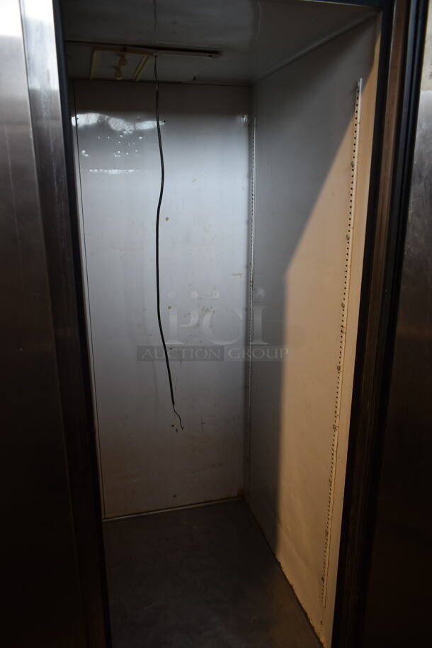 True TA3R-3S Stainless Steel Commercial 3 Door Reach In Cooler on Commercial CAsters. 115 Volts, 1 Phase. Tested and Working! - Image 8 of 8