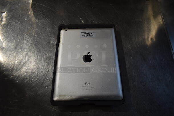Apple A14658 iPad. See Pictures for Damage To Screen. - Image 3 of 4
