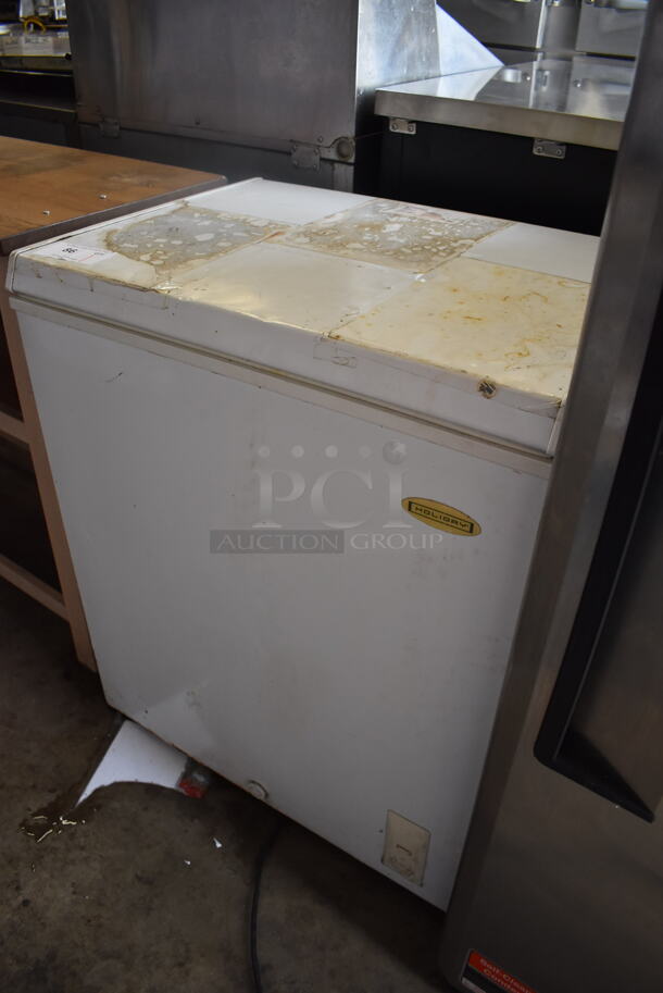 Holiday LCM050LC Metal Chest Freezer. 115 Volts, 1 Phase. 30x22x34. Tested and Working! - Image 3 of 5