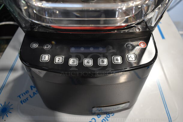 BRAND NEW SCRATCH AND DENT! 2023 Blendtec CQB2 Metal Commercial Countertop Drink Blender w/ Poly Dome Cover. 120 Volts, 1 Phase. Tested and Working! - Image 6 of 11