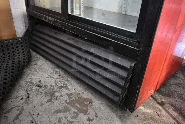 True GDM-45 Metal Commercial 2 Door Reach In Cooler Merchandiser w/ Poly Coated Racks. 115 Volts, 1 Phase. Tested and Working! - Image 4 of 8