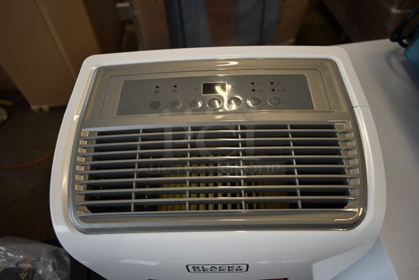 BRAND NEW SCRATCH AND DENT! Black & Decker BDT20WTB 20-Pint Portable Dehumidifier. 115 Volts, 1 Phase. Tested and Working! - Image 4 of 6