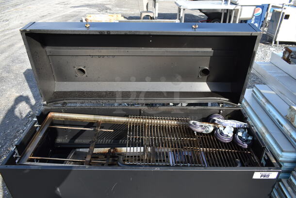 LIKE NEW! Backyard Pro Metal Commercial Outdoor Grill. Comes w/ 4 Commercial Casters.  - Image 4 of 5