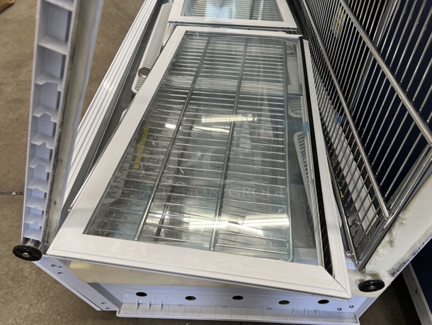 BRAND NEW SCRATCH AND DENT! Avantco Metal Commercial Countertop Refrigerated Display Case Merchandiser. Right Panel Is Missing. 60x24x24. Tested and Working! - Image 3 of 7
