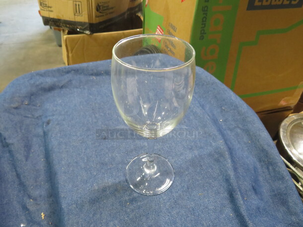 NEW Arcoroc 10.5oz Wine Glass. 12XBID