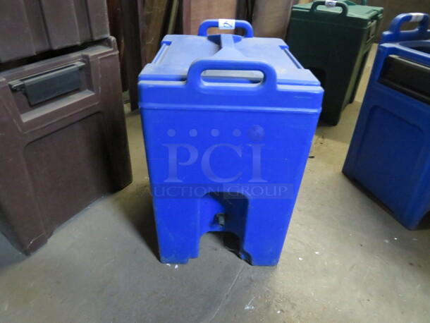 One Blue 10 Gallon Cambro Portable Insulated Beverage Dispenser/Transport. #UC1000.