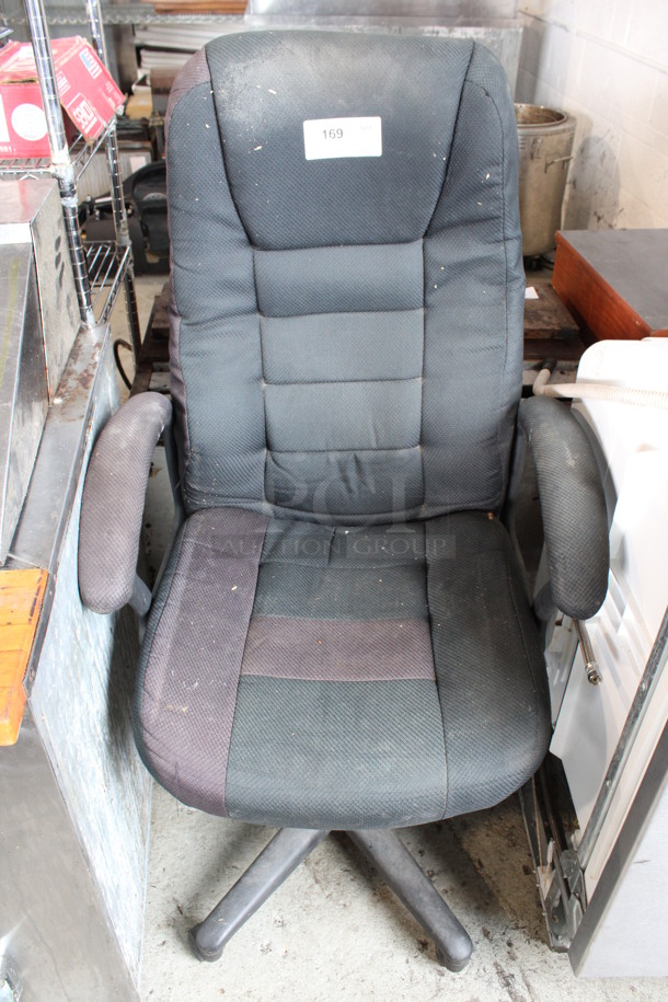 Black Office Chair w/ Arm Rests on Casters. 26x26x48