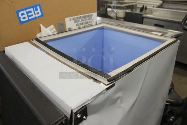 BRAND NEW SCRATCH AND DENT! Avantco Ice BIN23022 22" Ice Storage Bin - 275 lb. - Image 3 of 8