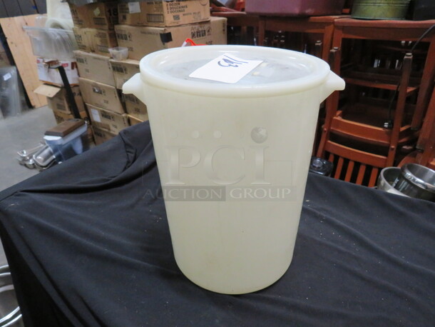 One 8 Quart Round Food Storage Container With Lid.
