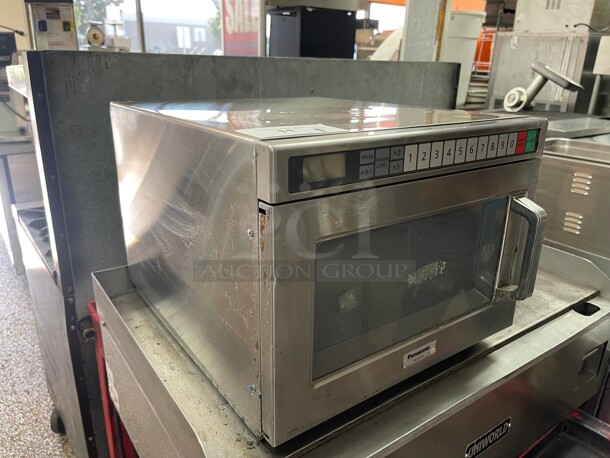 Working! Panasonic NE-21523 2100w Commercial Microwave with Touch Pad, 208v/1ph NSF Tested and Working! - Image 3 of 6