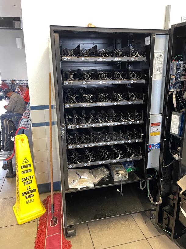 Working! Seaga Infinity INF5S Commercial Snack Vending Machine Made In The USA  Cash Or CC NSF 115 Volt Tested and Working! Currently In Use!  - Image 5 of 8