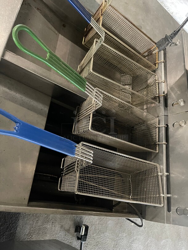 Nice! Pitco SSH55 Gas Commercial  Double Fryer - (2) 50 lb Vats, Floor Model, With Automatic Filtration System Natural Gas NSF Tested and Working! - Image 6 of 10