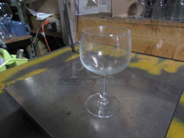 NEW Arcoroc 13oz Stem Wine Glass.  12XBID