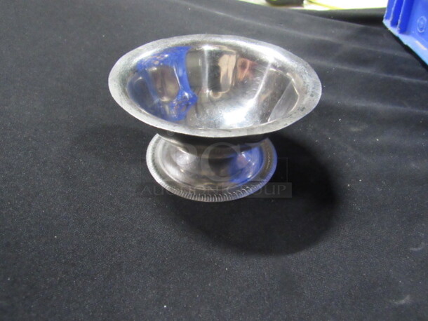 Small Stainless Steel Footed Dish. 7XBID.