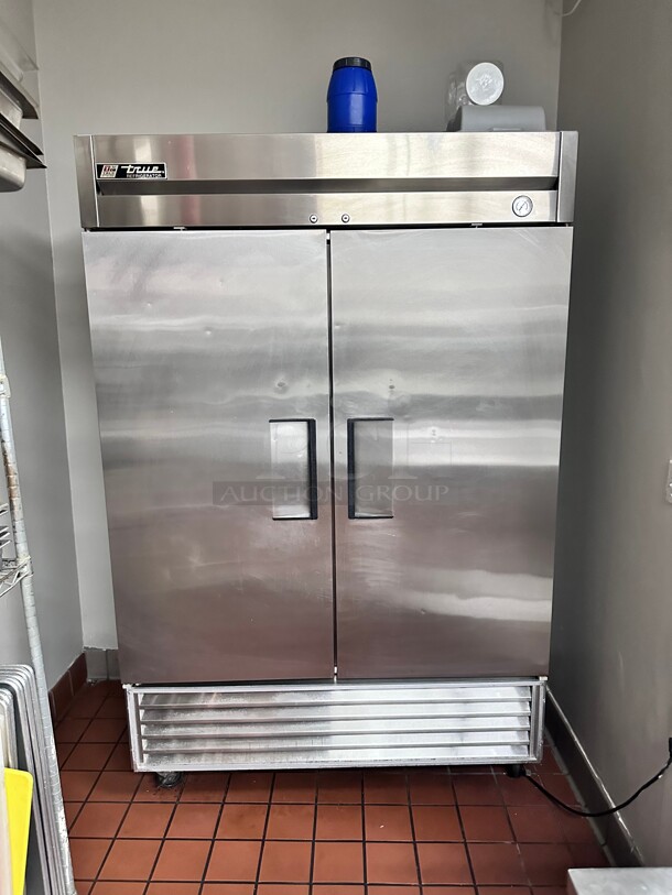 Working! True T-49 54 inch Two Section Reach In Commercial Refrigerator, (2) Left/Right Hinge Solid Doors, 115v NSF Tested and Working! - Image 4 of 9