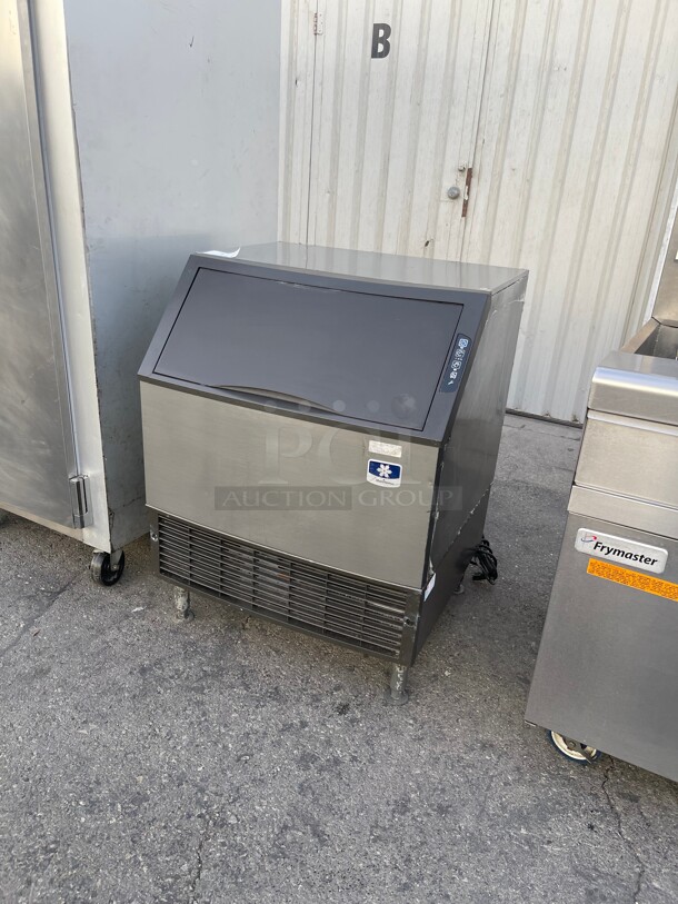 Late Model! Manitowoc UY-0310A  30 inch Air Cooled Undercounter Half Dice Commercial Ice Machine 115V, 295 lb per Day Tested and Working!  - Image 3 of 9