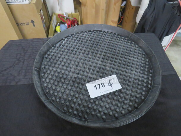 17 Inch Pizza Pan. 4XBID - Image 1 of 1