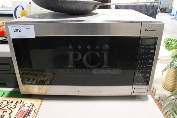 Panasonic Countertop Microwave Oven w/ Plate. 24x18x14