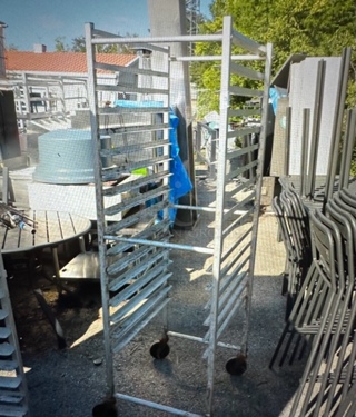 One Aluminum Speed Rack On Casters. 20.5X26X69