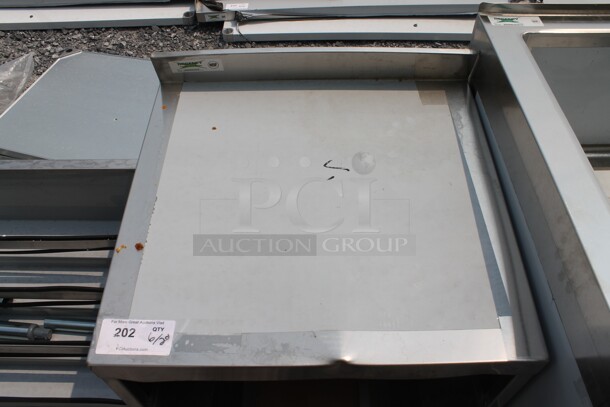 BRAND NEW SCRATCH AND DENT! Regency 600GRSU2324 Commercial Stainless Steel  Corrugated Top Glass Rack Storage Unit - Image 2 of 6