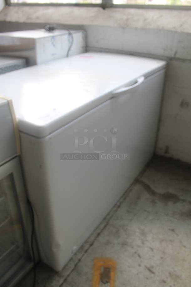 453-5421 Metal Commercial Chest Freezer. 115 Volts, 1 Phase. Tested and Powers On But Does Not Get Cold - Image 2 of 4