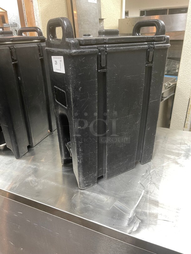 Clean! Cambro 500LCD Camtainers® 4.75 Gallon Black Insulated Beverage Dispenser NSF Missing one Hinge - Image 2 of 9