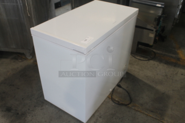 Electrolux FFFC07M1QW Commercial Chest Freezer, White. 115V, 1 Phase. Tested and Powers On But Does Not Get Cold - Image 2 of 5