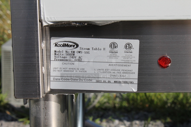 BRAND NEW SCRATCH AND DENT! KoolMore KM-OWS-5SG Stainless Steel Commercial Electric Powered 5 Bay Steam Table w/ Sneeze Guard and Under Shelf. Stock Picture Used as Gallery. 240 Volts. - Image 3 of 5
