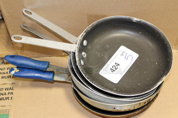 AWESOME VALUE! Browne 5813828 8" Non-Stick Aluminum Frying Pan w/ Solid Silicone Handle. 5x your Bid - Image 2 of 4