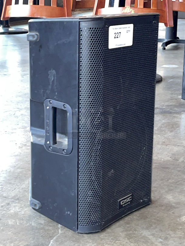 BEAUTIFUL! QSC K10 1000 W 90° Active 10" (250 mm) 2-way PA Loudspeaker. 100-240V ~ 2.3-1.1 A 50/60Hz 12.6" x 11.8" X 20.4" - Image 3 of 5