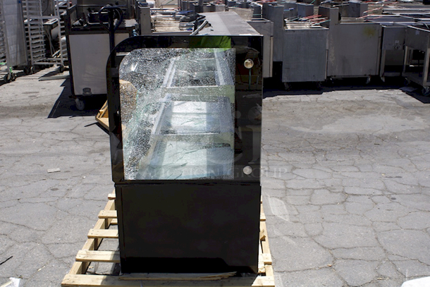 BRAND NEW SCRATCH & DENT! Avantco BC-72-HC 72" Curved Glass Black Refrigerated Bakery Display Case. Tested. Turns On. Gets Cold. See Photos For Damage.  - Image 5 of 9