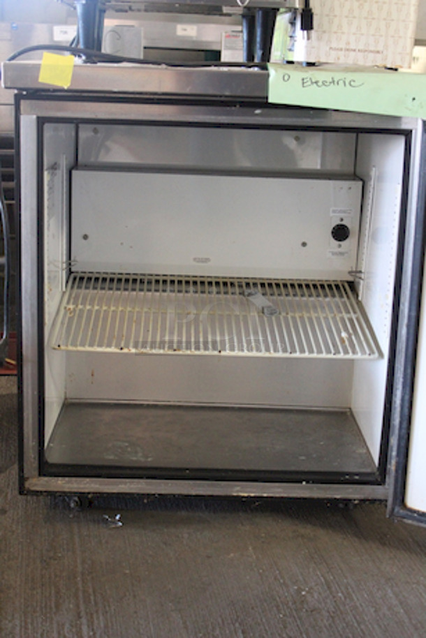 True TUC-27-LP 27" W Undercounter Refrigerator w/ (1) Section & (1) Right Hinge Door, 115v. TESTED. WORKING! 27-9⁄16 x 31-1⁄16 x 31-7⁄8 - Image 6 of 7