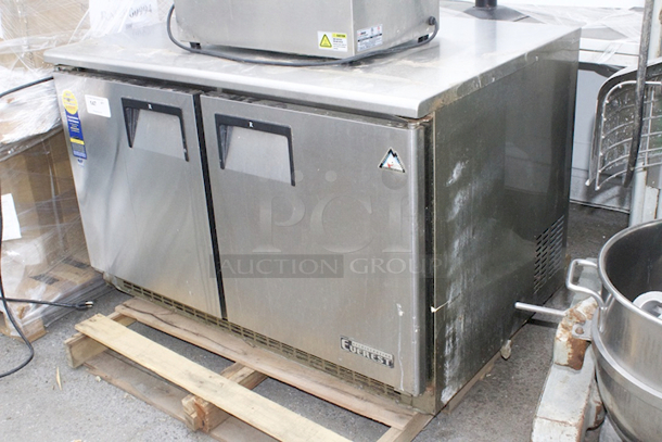 Everest Refrigeration ETBR2 47.5 Inch Two Section Back Mount Undercounter Refrigerator 14 Cubic Feet. Tested. In Proper Working Order.  - Image 5 of 5