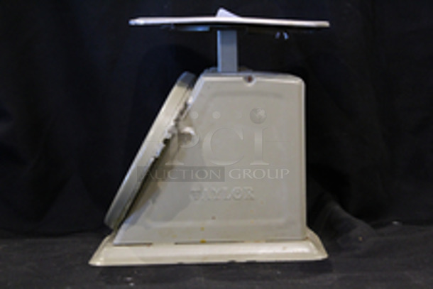 Taylor THD50 50 lb Portion Control Scale w/ 9" x 9" Platform. Mechanical Scale, analog, dial type, 50 lb. x 2 oz/22 kg x 100 g capacity, heavy duty, top loading counter model, fixed dial, sloped face, 9" x 9" stainless steel platform, internal stop mechanism, stainless steel construction, NSF Missing Lens. 
7x10-1/2x10-3/4
In Proper Working Order
*Damage to the face. 
 - Image 3 of 8