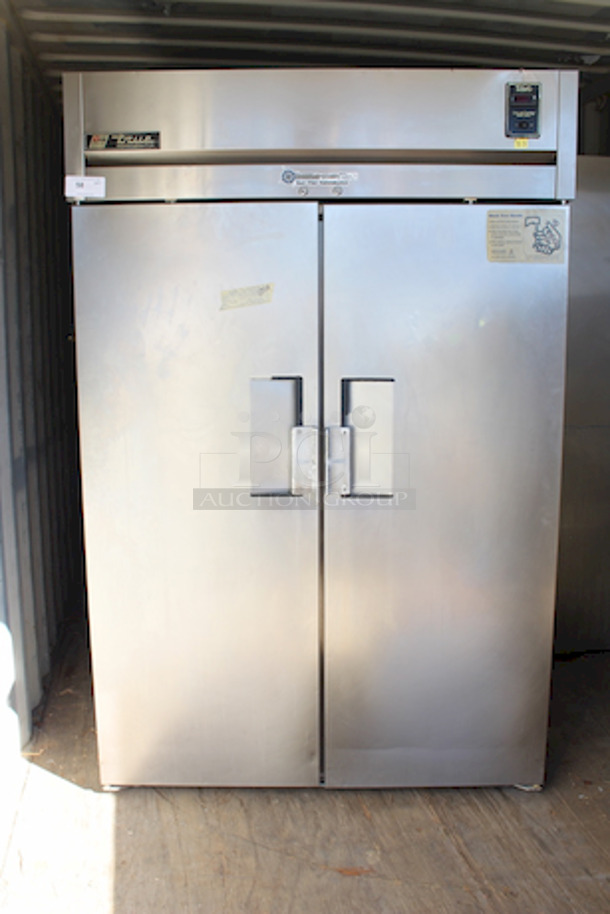 LIKE NEW!! TRUE TR2R-2S 2 Door Stainless Steel Reach In Cooler Refrigerator 5″ castors, 1/2 HP, 115v/60/1-ph, 5.9 amps, NEMA 5-15P, cULus, UL EPH Classified, Made in USA.  - Image 6 of 6