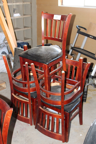  Set of 5 Slat Back Wood Chairs With Padded Seat. 5x Your Bid