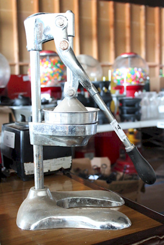GREAT CONDITION, READY TO WORK!! Omcan 23575 GRS Manual Citrus Juicer, Chrome.  9-1/2x8x33-1/4