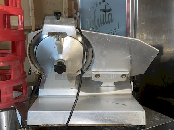 DO NOT PASS THIS BY! Univex 7512 Manual Meat & Cheese Slicer w/ 12" Blade In OUTSTANDINGLY GOOD CONDITION!! Belt Driven, Aluminum, 1/2 hp, WORKING! 120v/20hz/1phase 25"x21-1/2x20-3/4 87lbs - Image 5 of 6