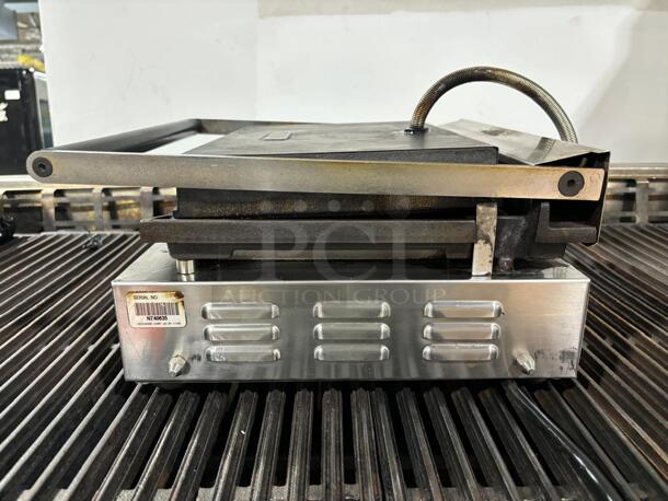 Cecilware TSG-1G Single Panini Sandwich Grill with Grooved Surfaces - 14 1/2" x 10" Cooking Surface - 120V, 1700W
 - Image 1 of 6